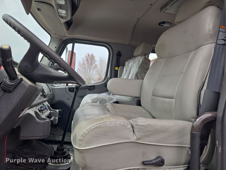 image for item DT7103 2007 Freightliner Business Class M2 Crew Cab flatbed truck