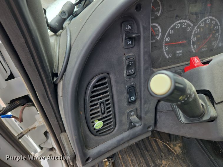 image for item DT7103 2007 Freightliner Business Class M2 Crew Cab flatbed truck