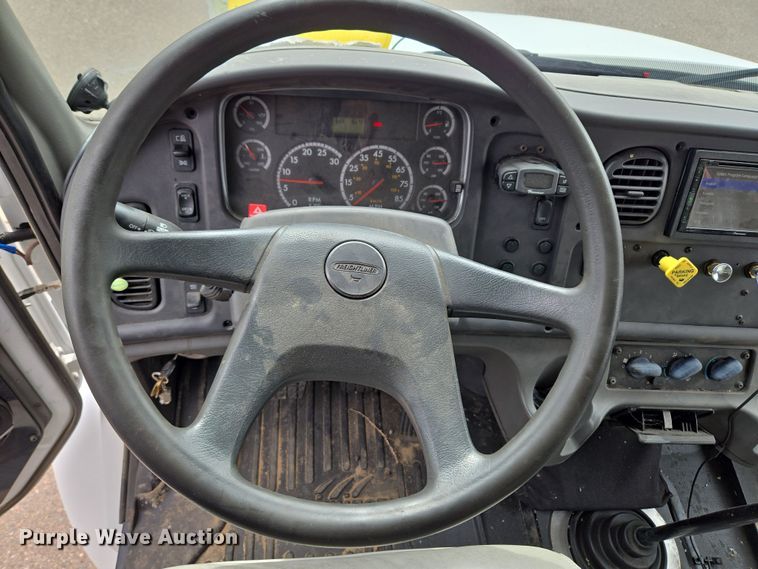 image for item DT7103 2007 Freightliner Business Class M2 Crew Cab flatbed truck