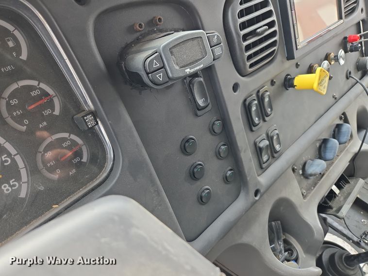 image for item DT7103 2007 Freightliner Business Class M2 Crew Cab flatbed truck