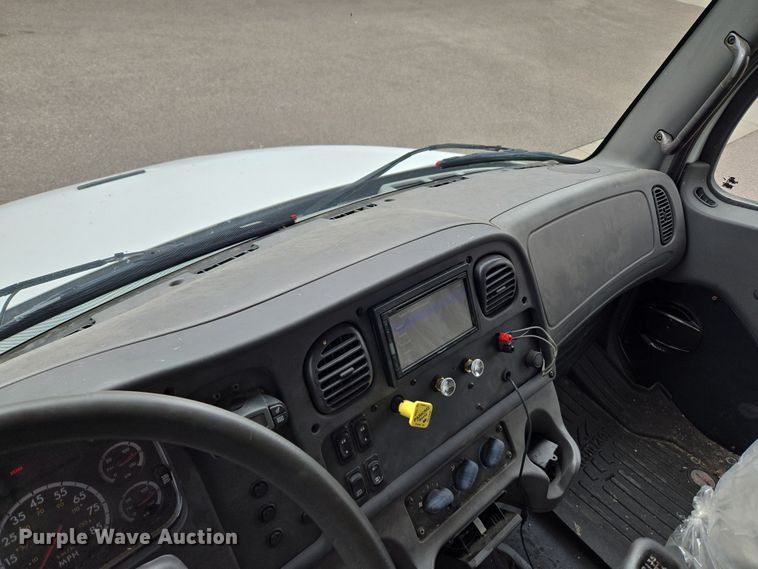 image for item DT7103 2007 Freightliner Business Class M2 Crew Cab flatbed truck