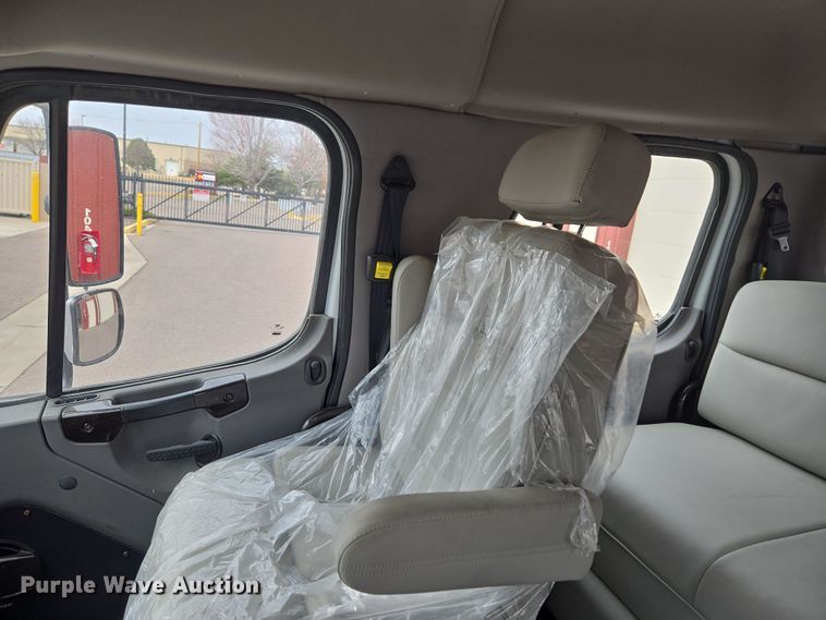 image for item DT7103 2007 Freightliner Business Class M2 Crew Cab flatbed truck