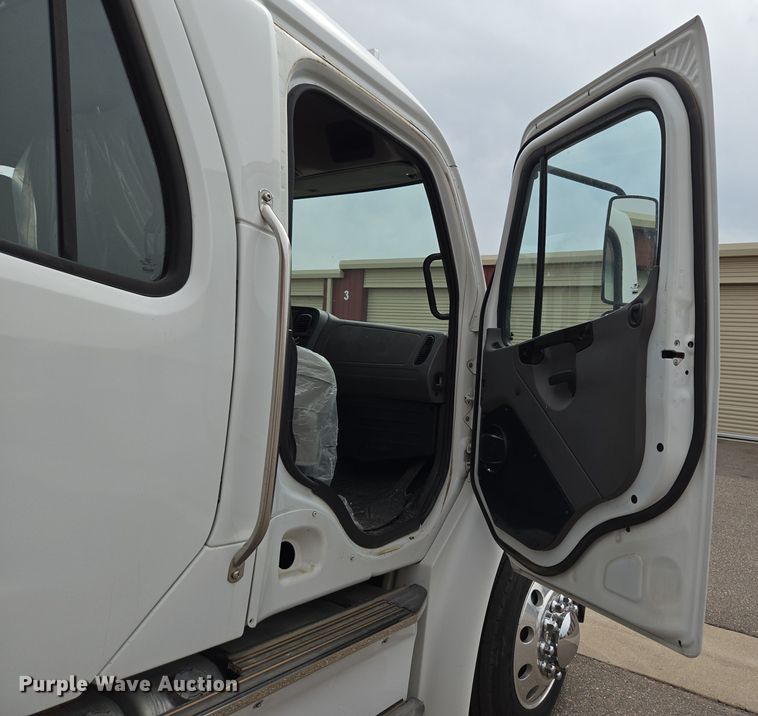 image for item DT7103 2007 Freightliner Business Class M2 Crew Cab flatbed truck