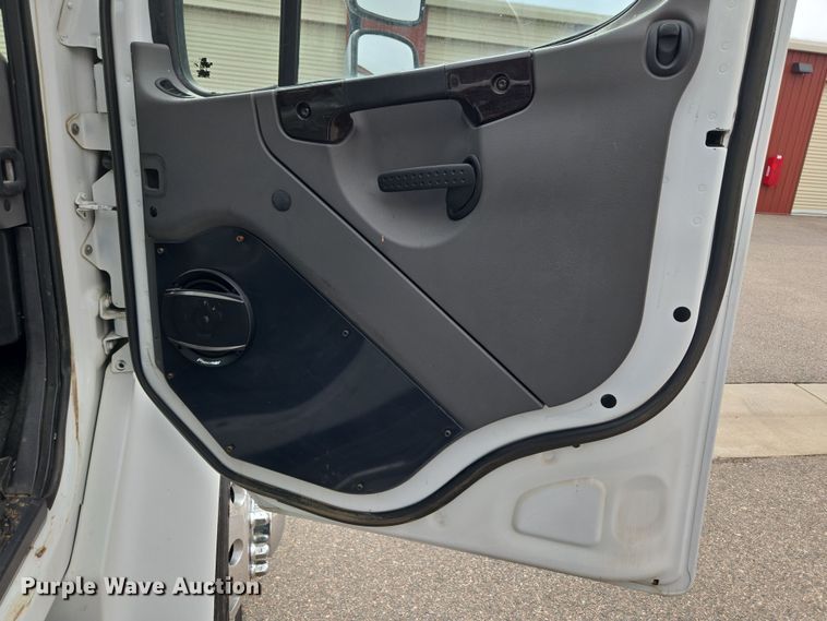 image for item DT7103 2007 Freightliner Business Class M2 Crew Cab flatbed truck