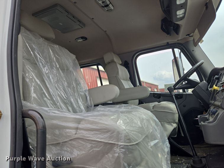 image for item DT7103 2007 Freightliner Business Class M2 Crew Cab flatbed truck