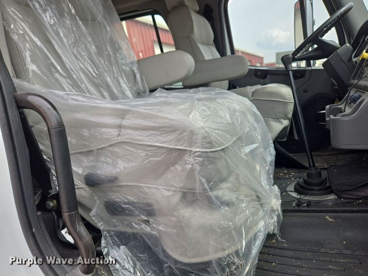 image for item DT7103 2007 Freightliner Business Class M2 Crew Cab flatbed truck