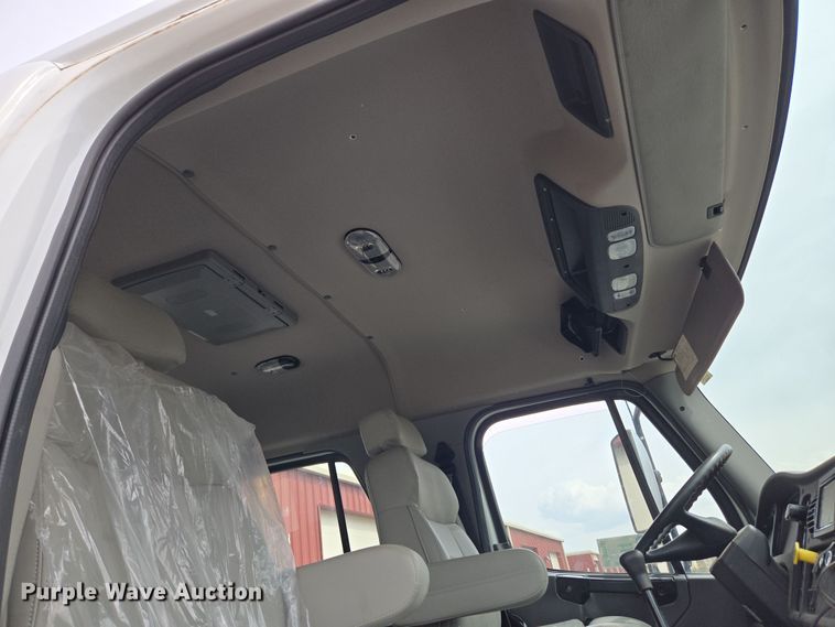 image for item DT7103 2007 Freightliner Business Class M2 Crew Cab flatbed truck