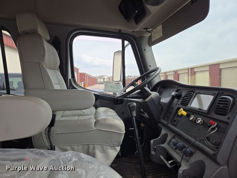 image for item DT7103 2007 Freightliner Business Class M2 Crew Cab flatbed truck