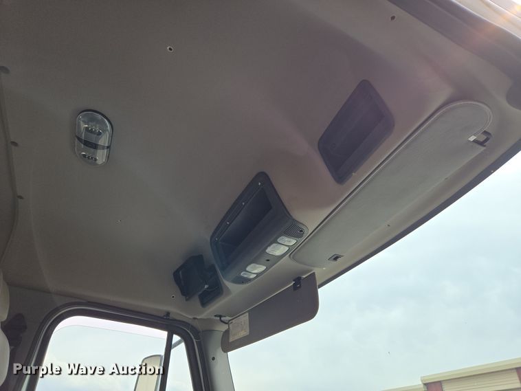 image for item DT7103 2007 Freightliner Business Class M2 Crew Cab flatbed truck