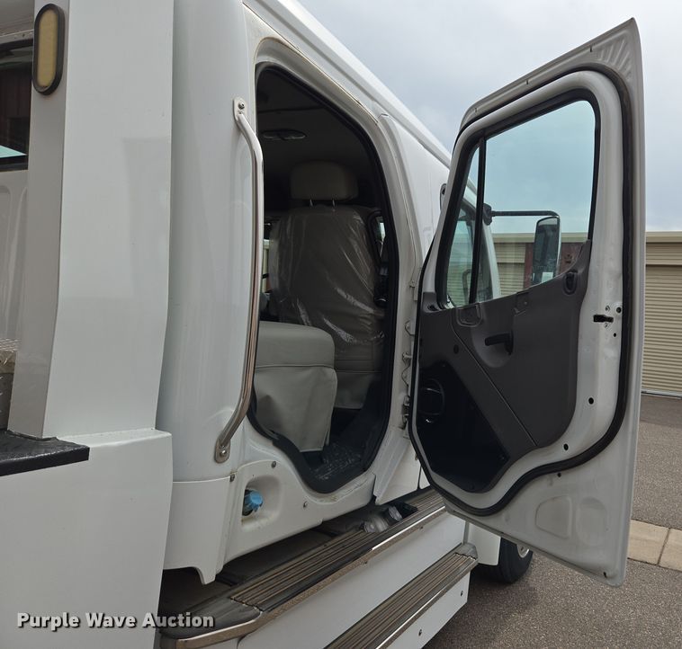 image for item DT7103 2007 Freightliner Business Class M2 Crew Cab flatbed truck