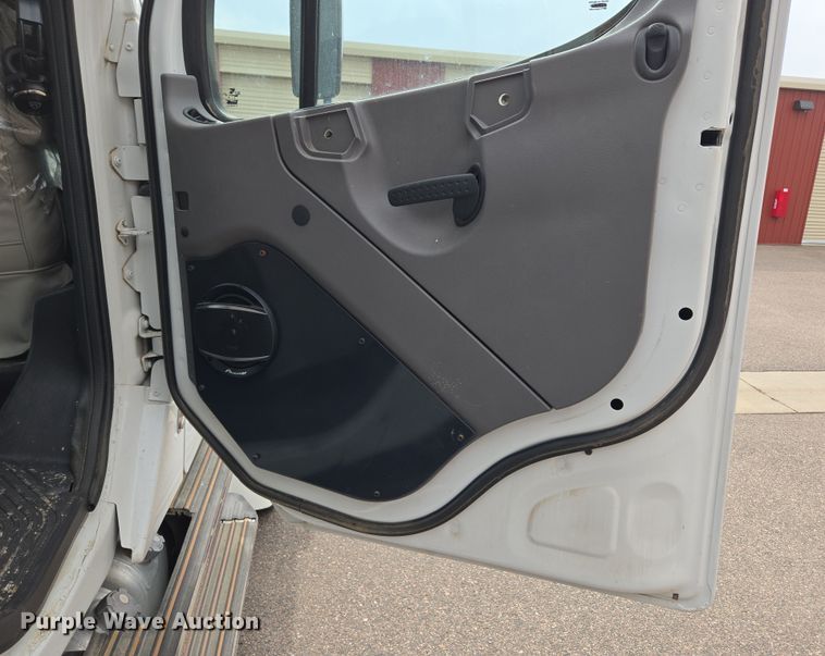 image for item DT7103 2007 Freightliner Business Class M2 Crew Cab flatbed truck