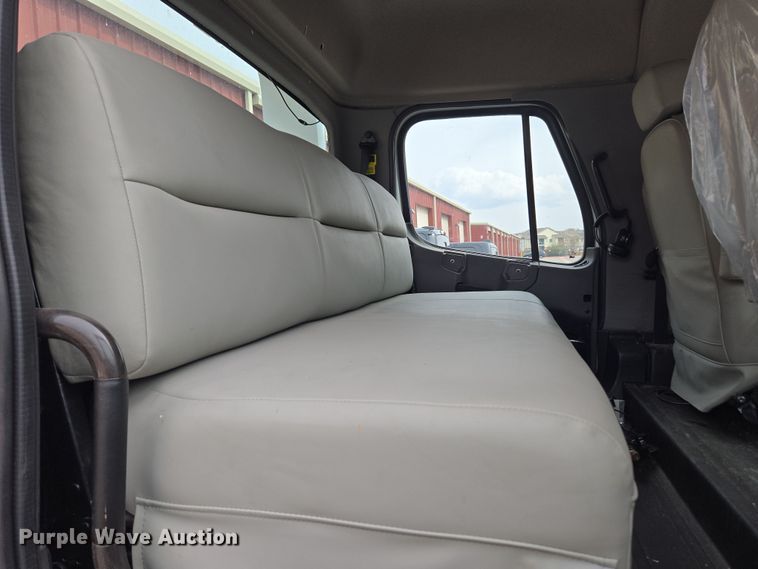 image for item DT7103 2007 Freightliner Business Class M2 Crew Cab flatbed truck