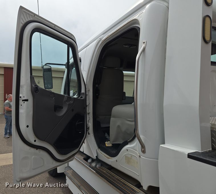 image for item DT7103 2007 Freightliner Business Class M2 Crew Cab flatbed truck