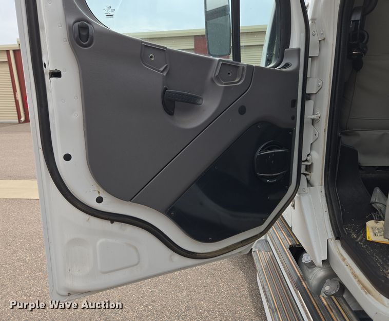 image for item DT7103 2007 Freightliner Business Class M2 Crew Cab flatbed truck