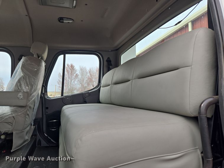 image for item DT7103 2007 Freightliner Business Class M2 Crew Cab flatbed truck