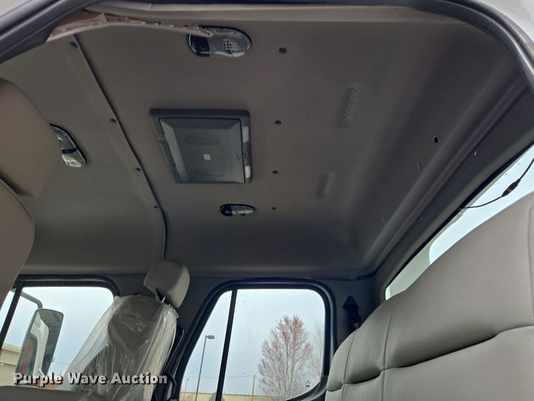 image for item DT7103 2007 Freightliner Business Class M2 Crew Cab flatbed truck