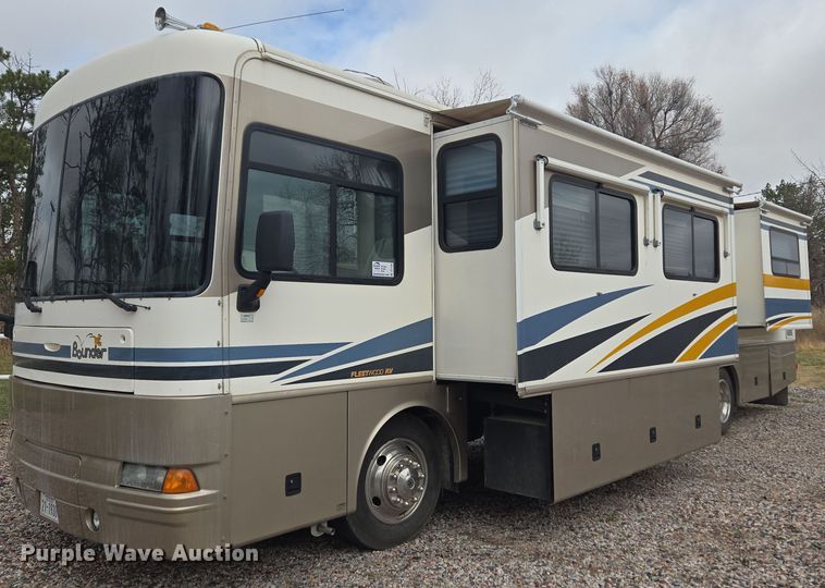 image for item DT7104 2003 Freightliner XC Chassis RV