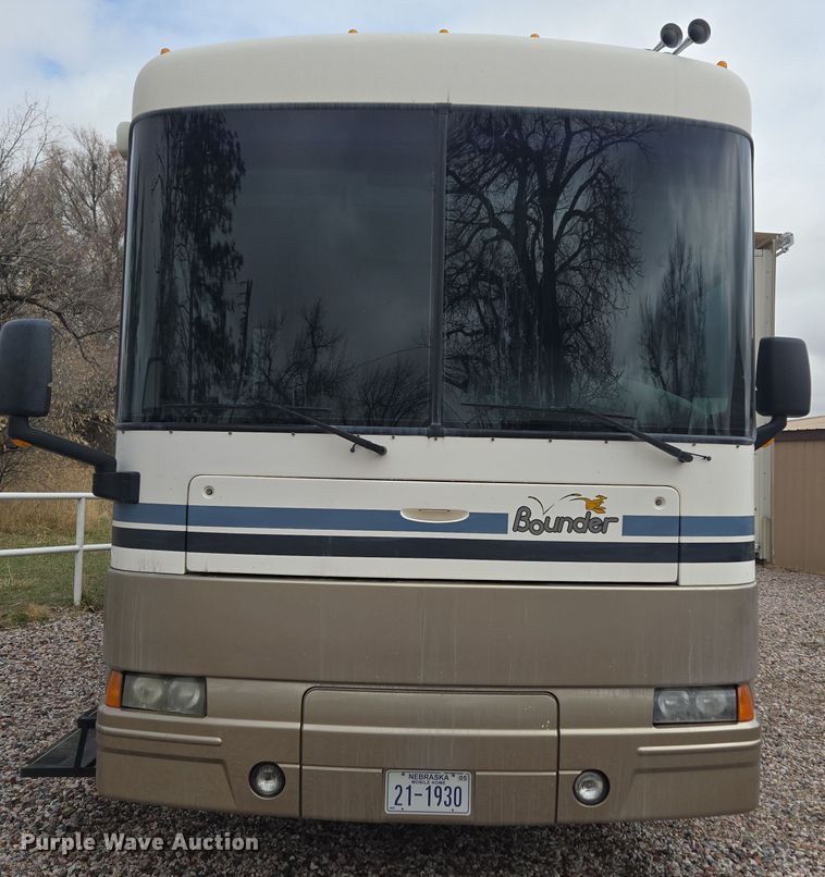 image for item DT7104 2003 Freightliner XC Chassis RV