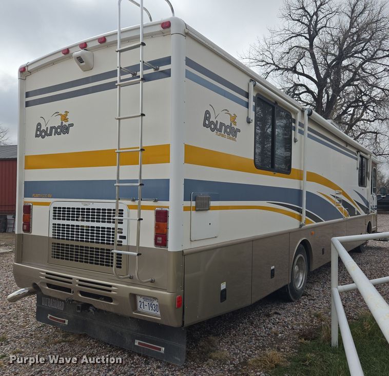 image for item DT7104 2003 Freightliner XC Chassis RV