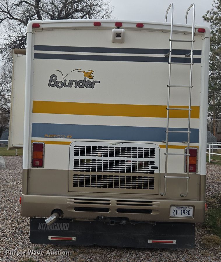 image for item DT7104 2003 Freightliner XC Chassis RV