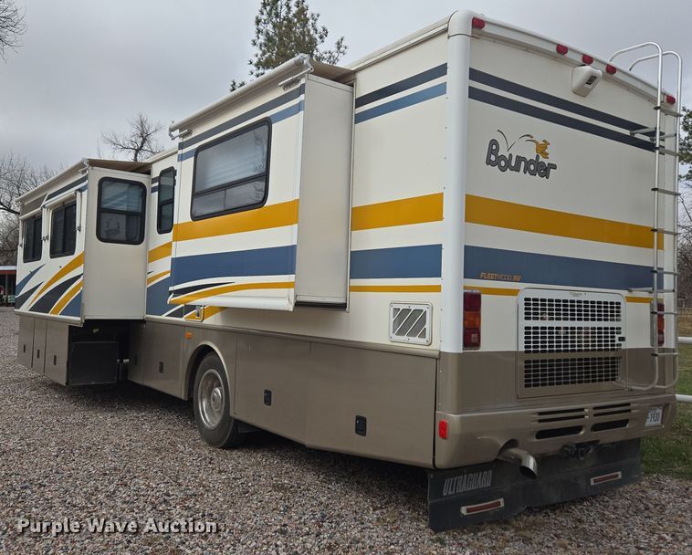 image for item DT7104 2003 Freightliner XC Chassis RV