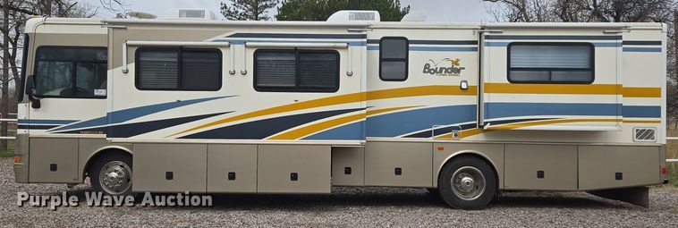 image for item DT7104 2003 Freightliner XC Chassis RV