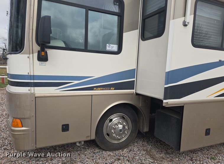 image for item DT7104 2003 Freightliner XC Chassis RV