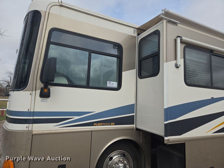 image for item DT7104 2003 Freightliner XC Chassis RV