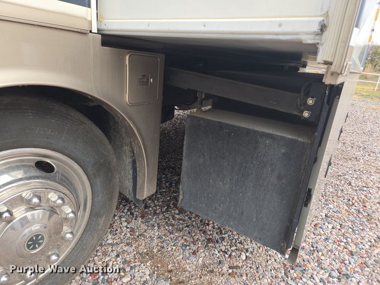 image for item DT7104 2003 Freightliner XC Chassis RV