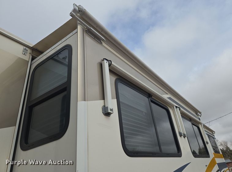 image for item DT7104 2003 Freightliner XC Chassis RV