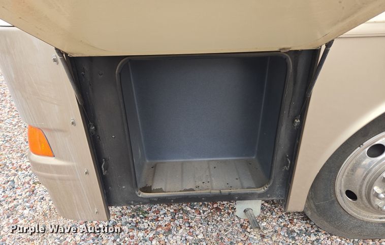 image for item DT7104 2003 Freightliner XC Chassis RV