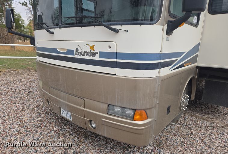 image for item DT7104 2003 Freightliner XC Chassis RV