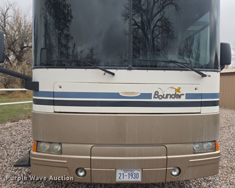 image for item DT7104 2003 Freightliner XC Chassis RV