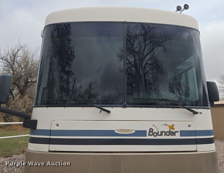 image for item DT7104 2003 Freightliner XC Chassis RV