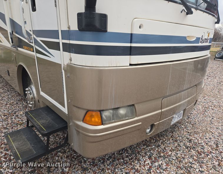 image for item DT7104 2003 Freightliner XC Chassis RV