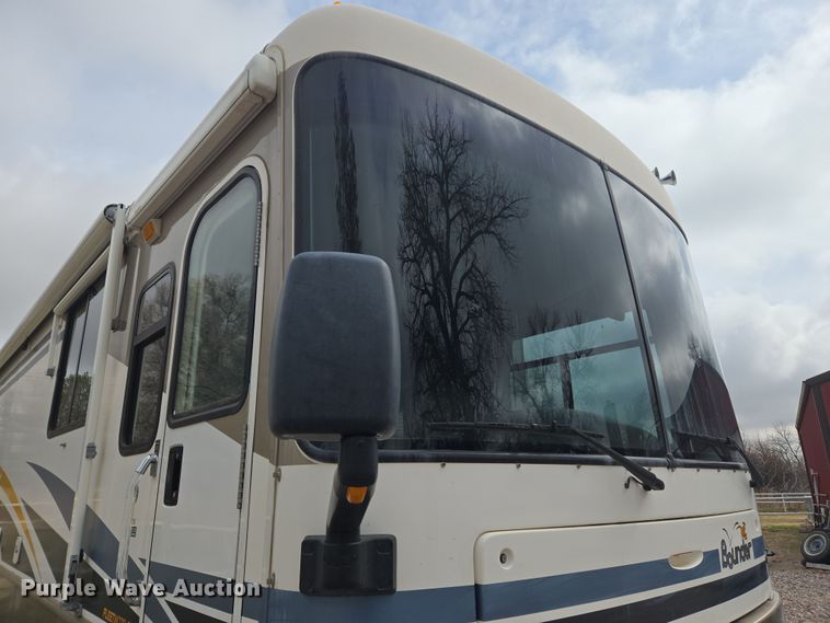 image for item DT7104 2003 Freightliner XC Chassis RV