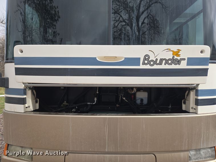 image for item DT7104 2003 Freightliner XC Chassis RV