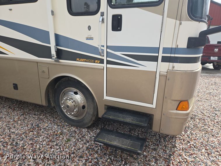 image for item DT7104 2003 Freightliner XC Chassis RV