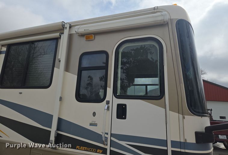 image for item DT7104 2003 Freightliner XC Chassis RV