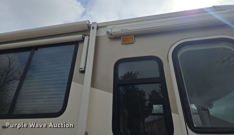 image for item DT7104 2003 Freightliner XC Chassis RV