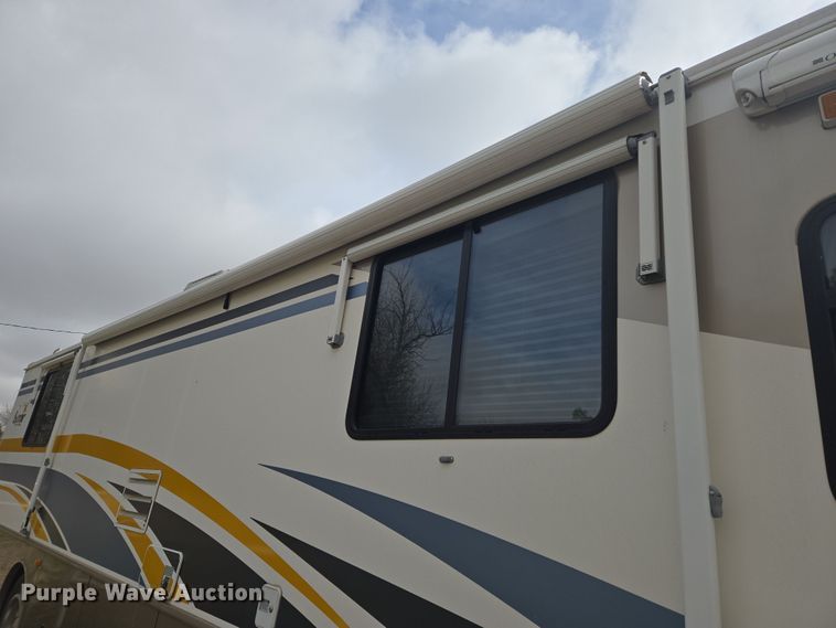 image for item DT7104 2003 Freightliner XC Chassis RV