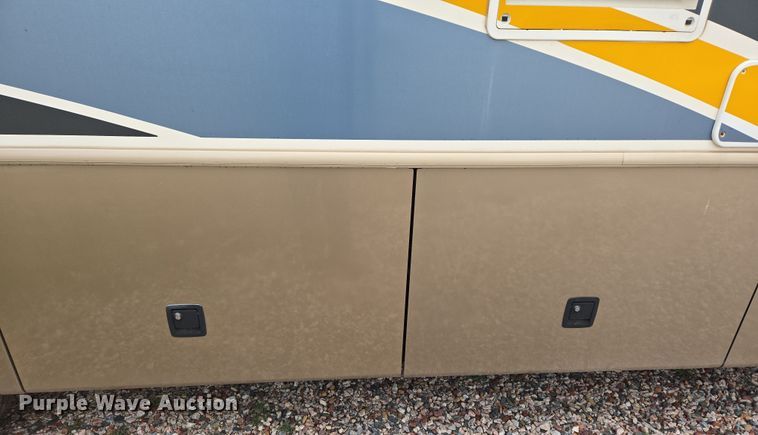 image for item DT7104 2003 Freightliner XC Chassis RV