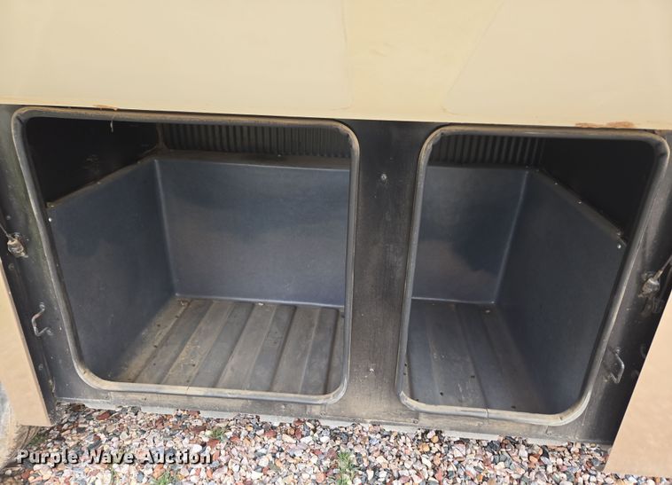 image for item DT7104 2003 Freightliner XC Chassis RV