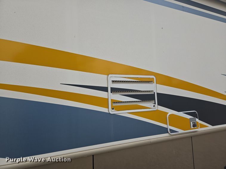 image for item DT7104 2003 Freightliner XC Chassis RV