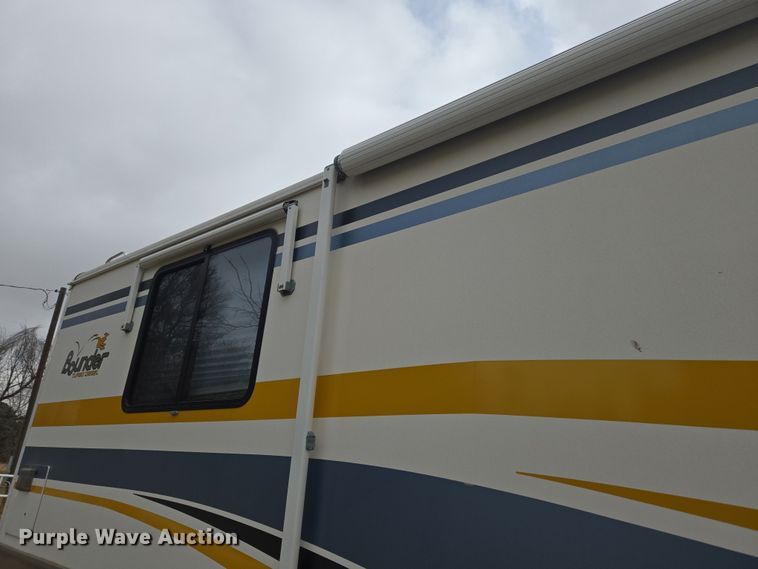 image for item DT7104 2003 Freightliner XC Chassis RV