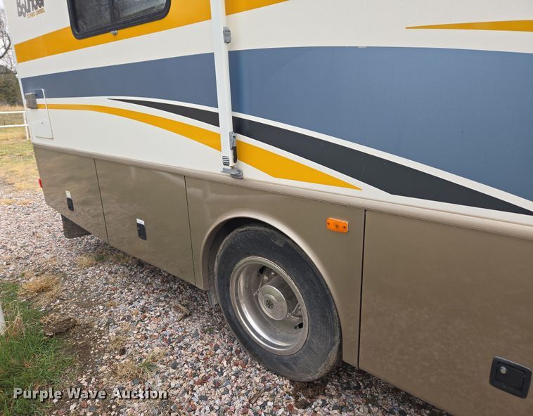 image for item DT7104 2003 Freightliner XC Chassis RV