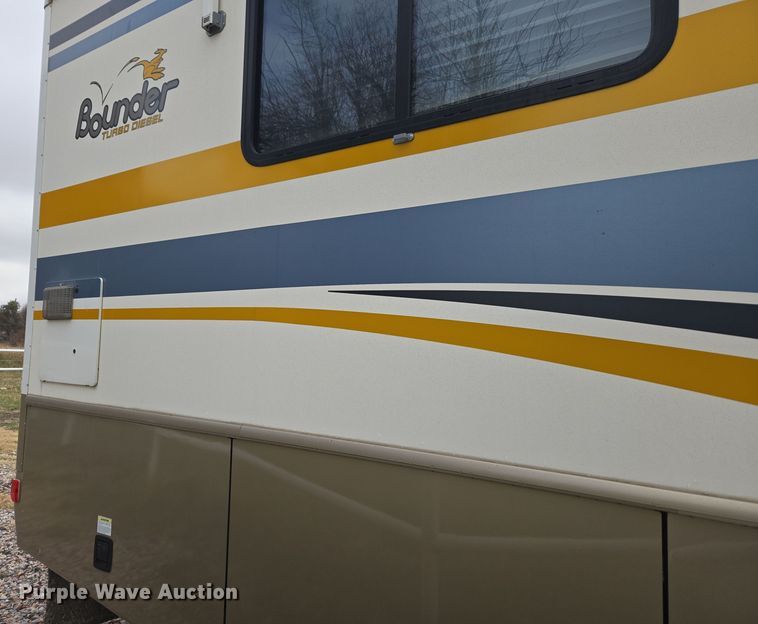 image for item DT7104 2003 Freightliner XC Chassis RV