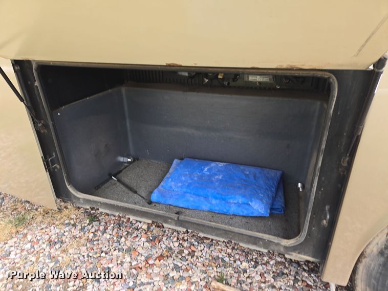 image for item DT7104 2003 Freightliner XC Chassis RV