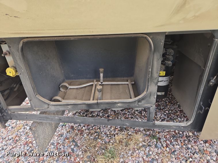 image for item DT7104 2003 Freightliner XC Chassis RV
