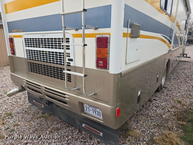 image for item DT7104 2003 Freightliner XC Chassis RV